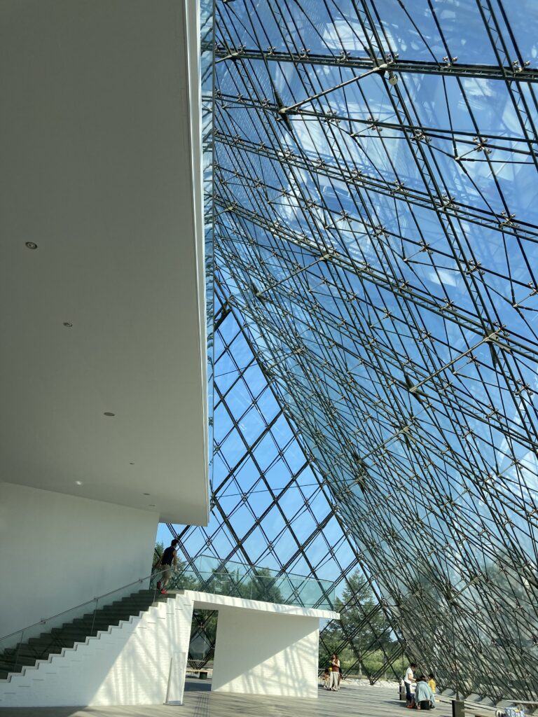 ガラスのピラミッド内部