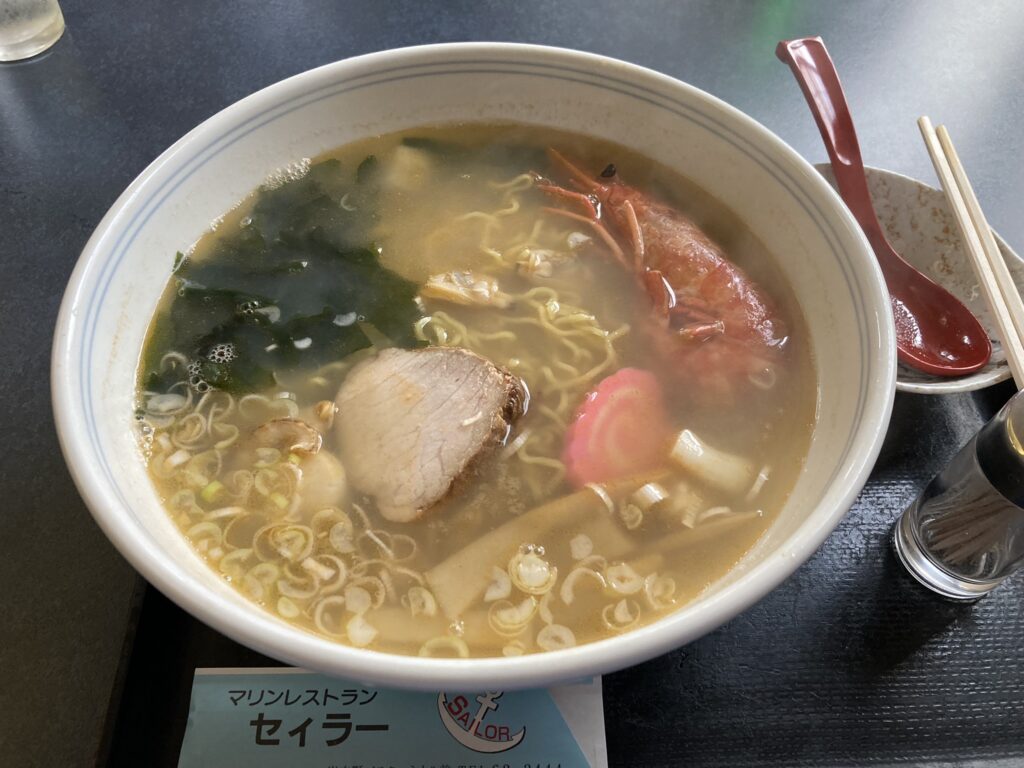 道の駅いわないの向かい側にあるセィラーさんの特製たら丸ラーメン（うに入り） ￥1,250