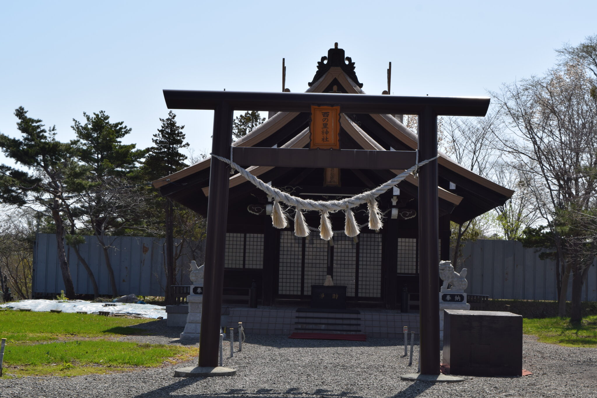 西の里神社　鳥居と社殿
