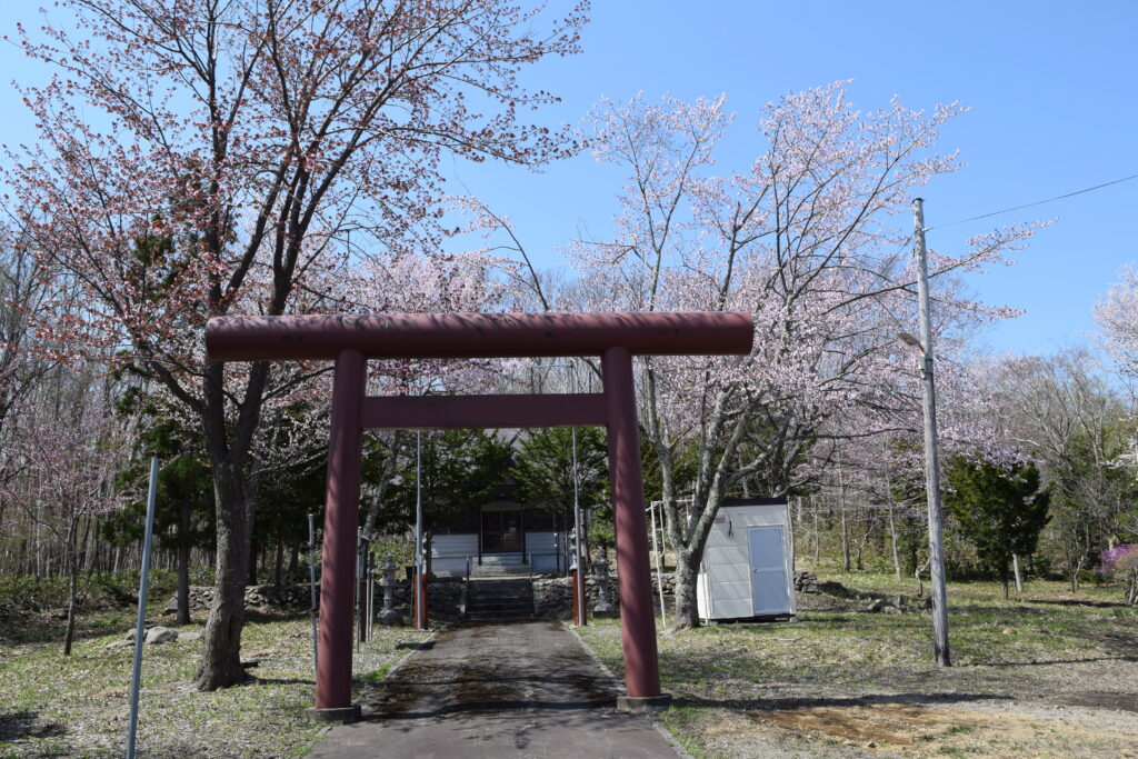 輪厚神社　鳥居と社殿