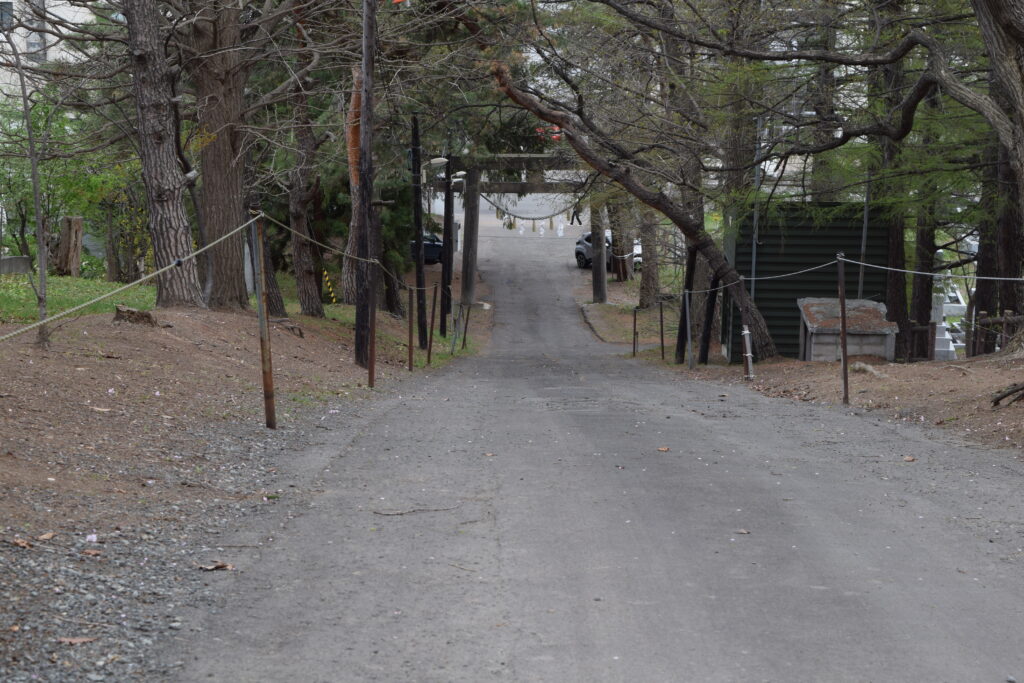 相馬神社　急な坂の上から