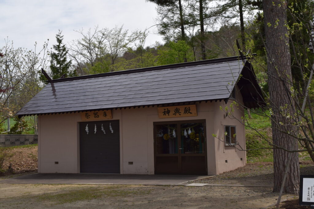 仁木神社 神輿殿と祭器庫