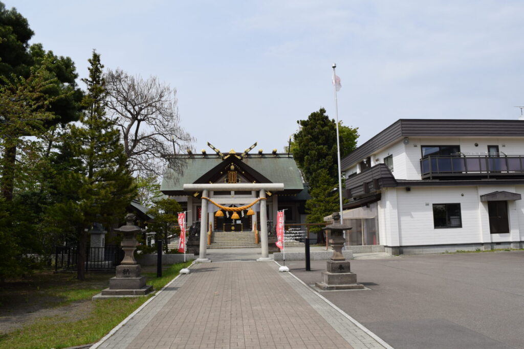 烈々布神社 参道