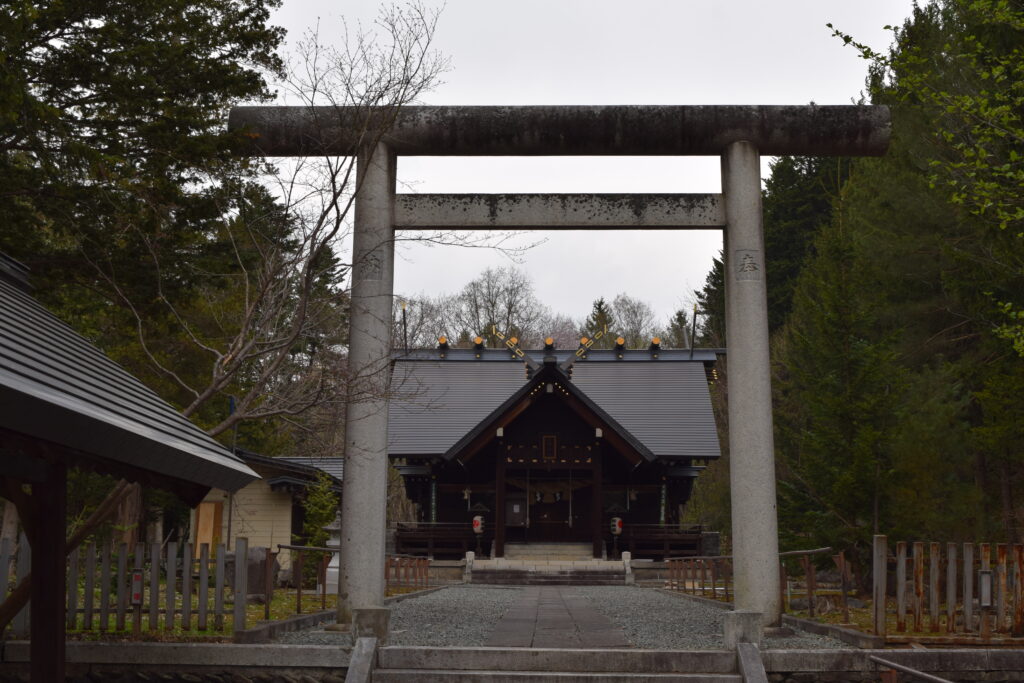 愛別神社　鳥居と社殿