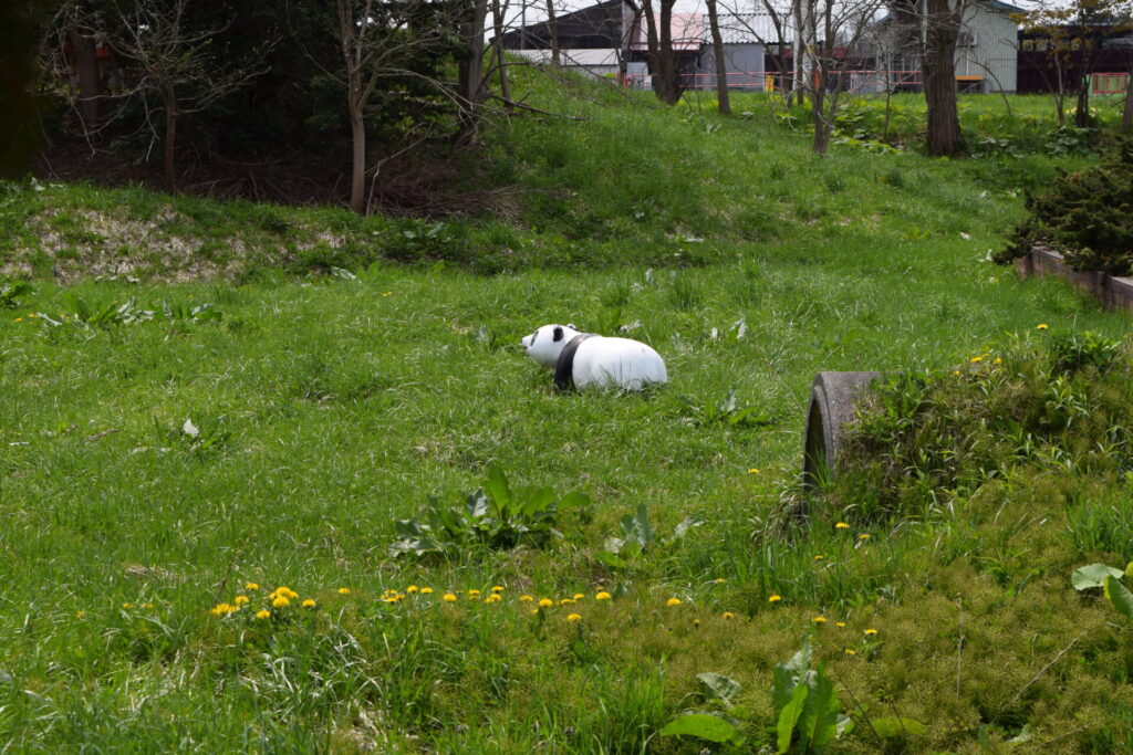 奈井江神社　参道から見えるパンダ