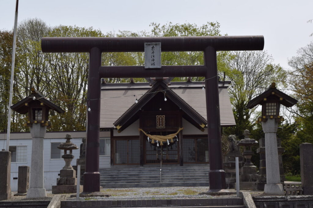 奈井江神社　鳥居と社殿