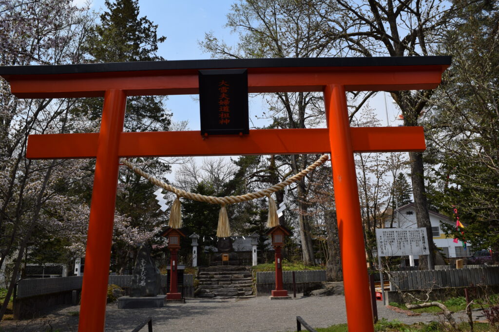 比布神社 大雪夫婦道祖神