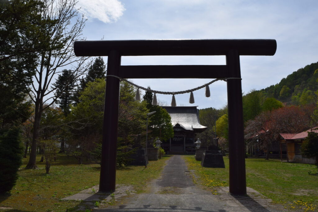 積丹町　美国神社　鳥居と広い境内