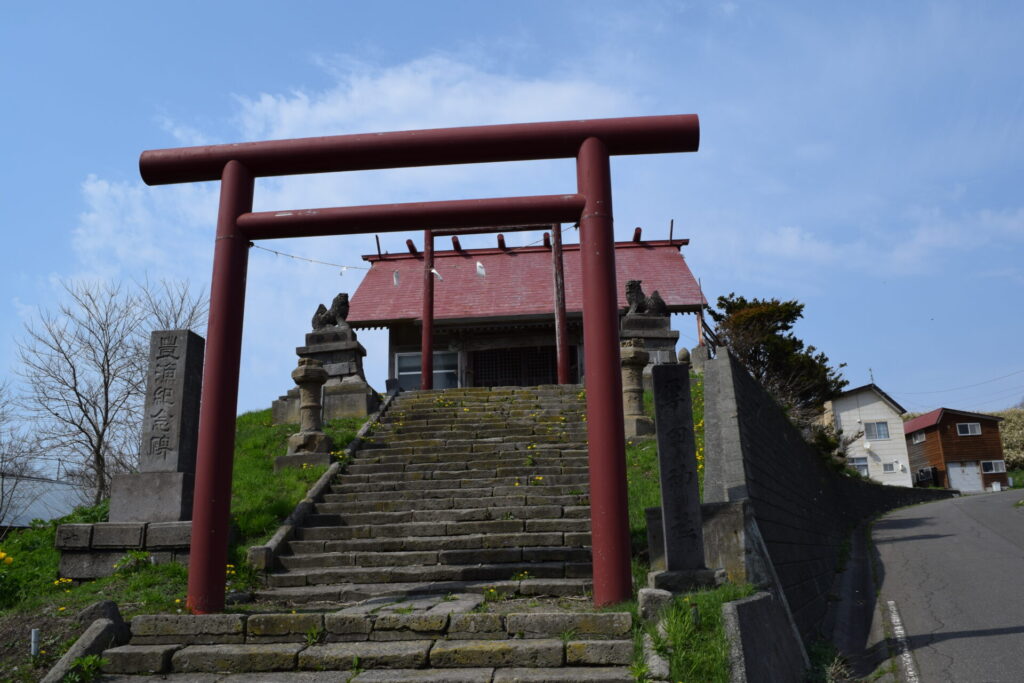 厚田神社　鳥居と社殿