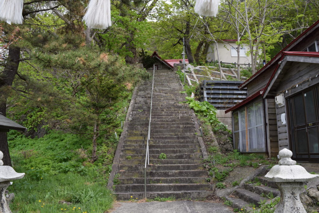神威神社 社殿への階段