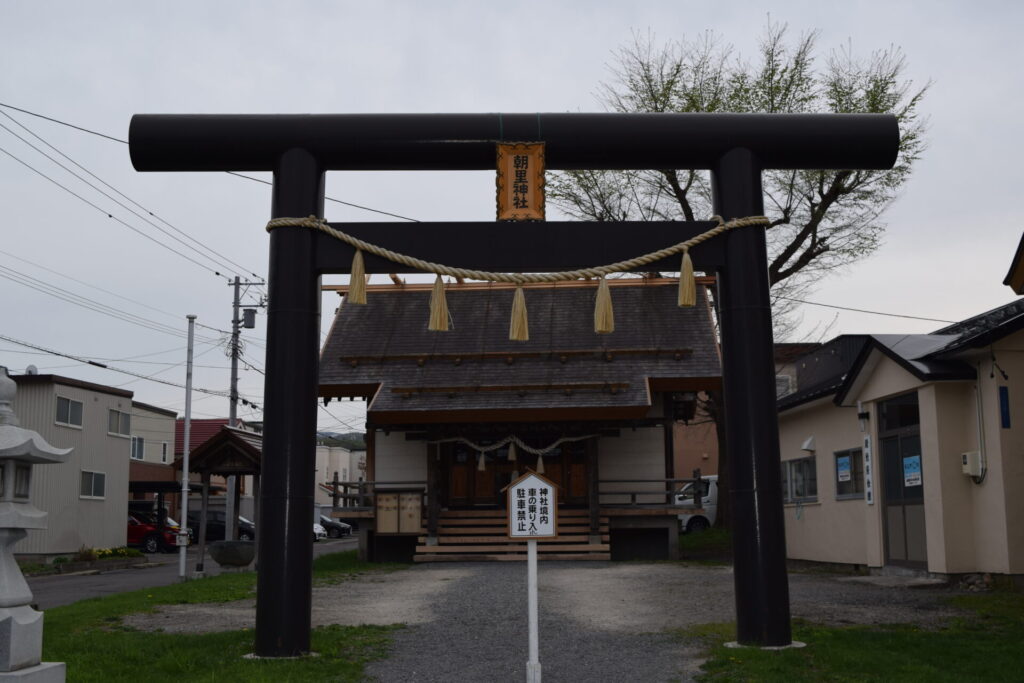 朝里神社　右が新光東会館