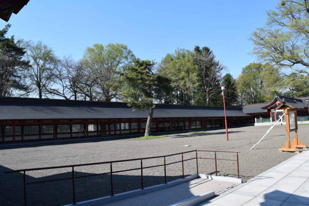 北海道護国神社　門内左