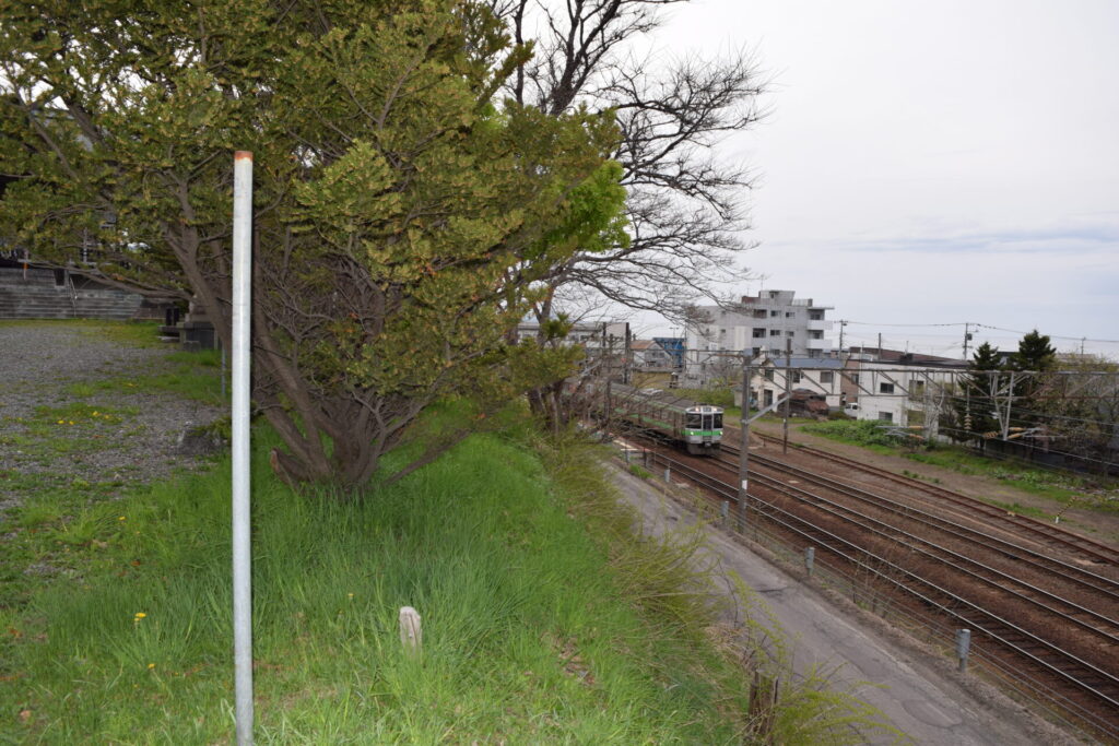 豊足神社　鳥居付近から見える銭函駅