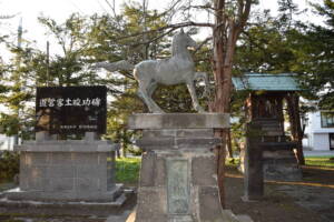 妹背牛神社 神馬像