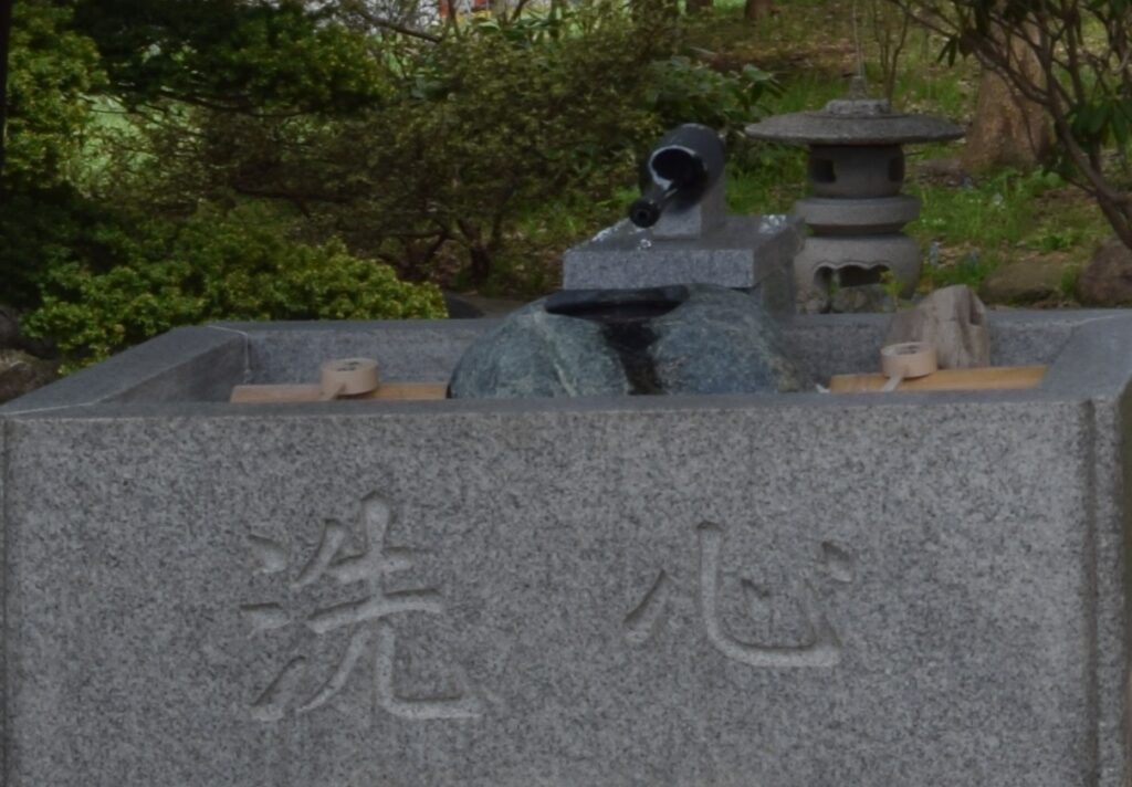 仁木神社 手水ワインボトル