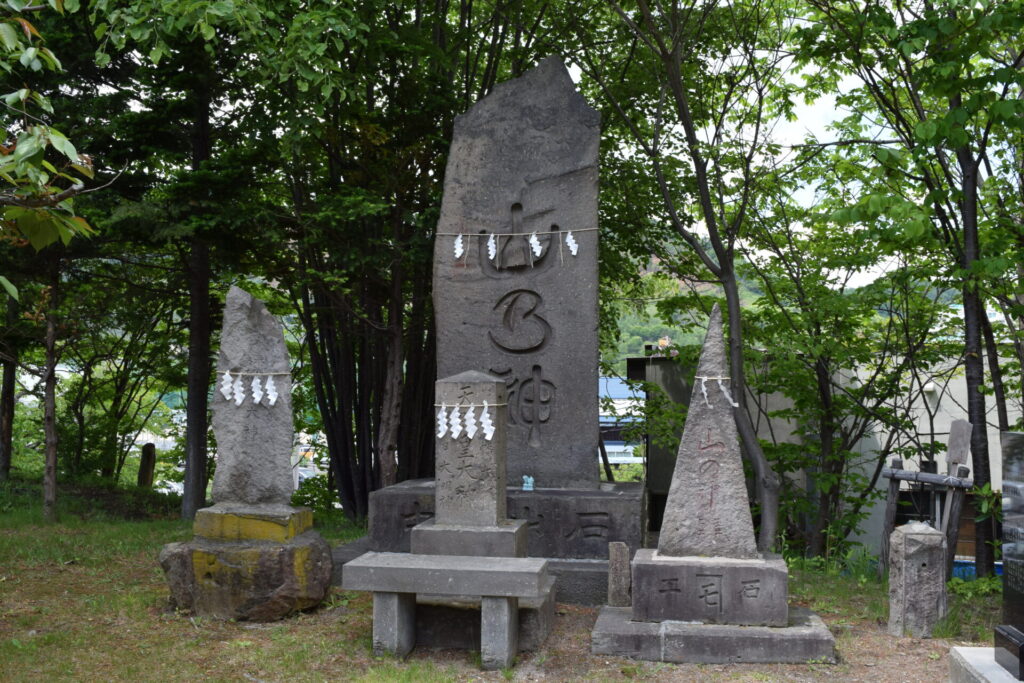 石山神社　山の神