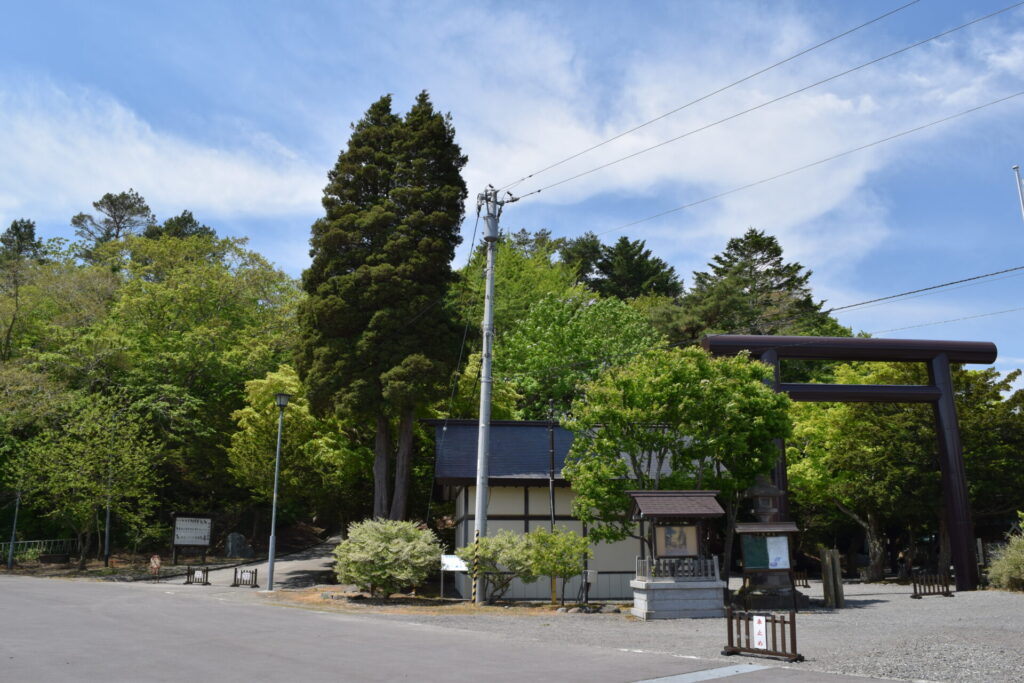千歳神社　鳥居と木々