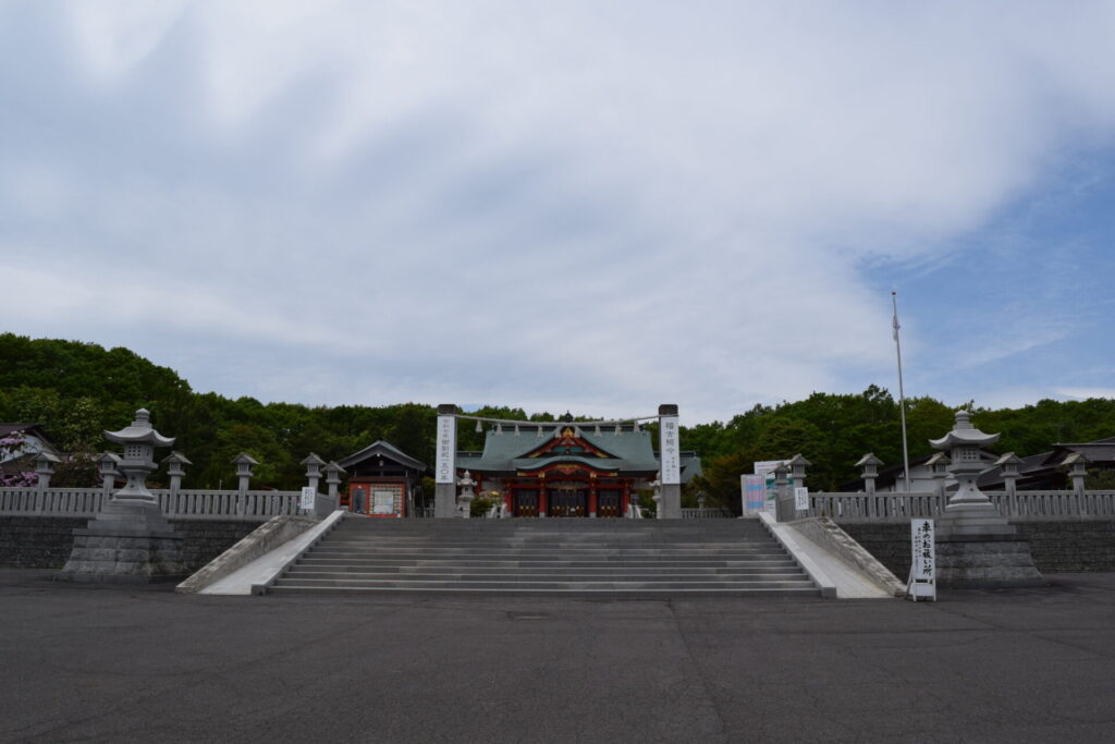 樽前山神社　駐車場からの社殿