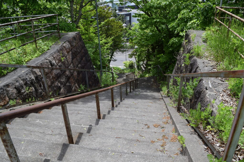 母恋神社　社殿への階段