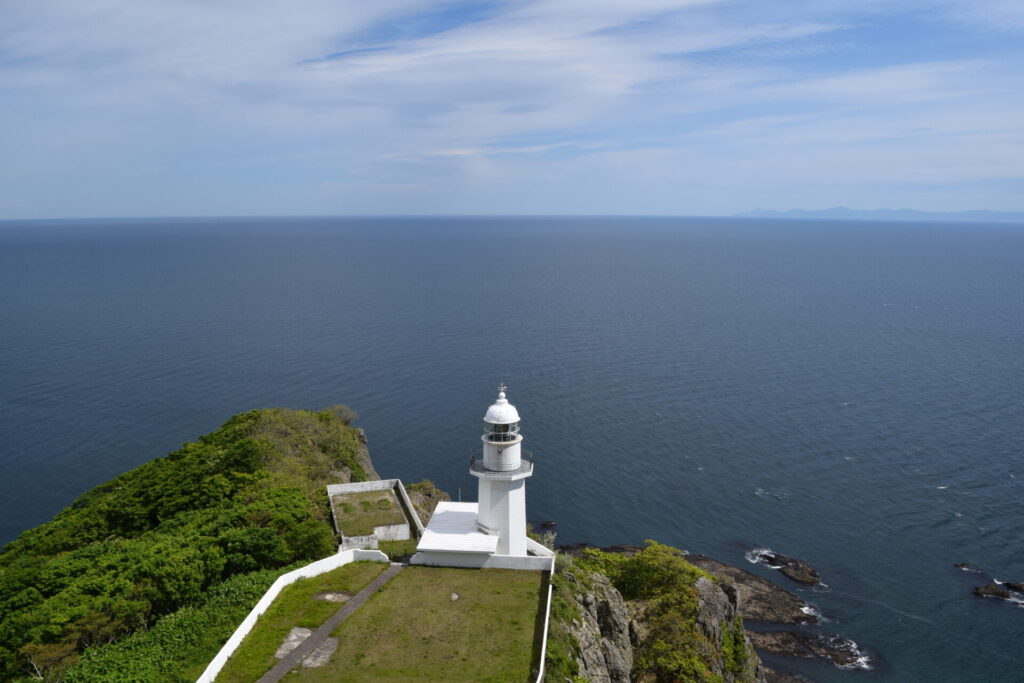 地球岬　灯台と水平線