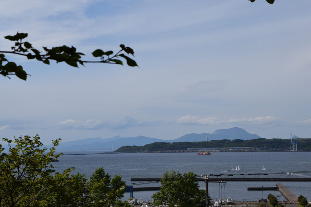 絵鞆神社　社殿から見える港