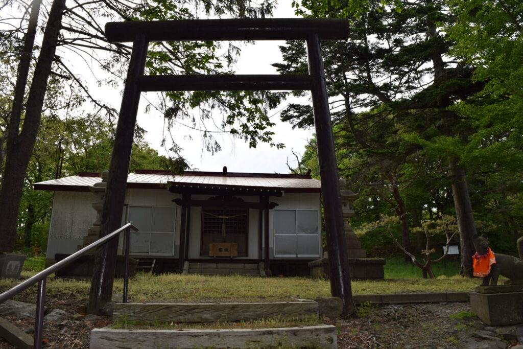 崎守神社 鳥居と社殿