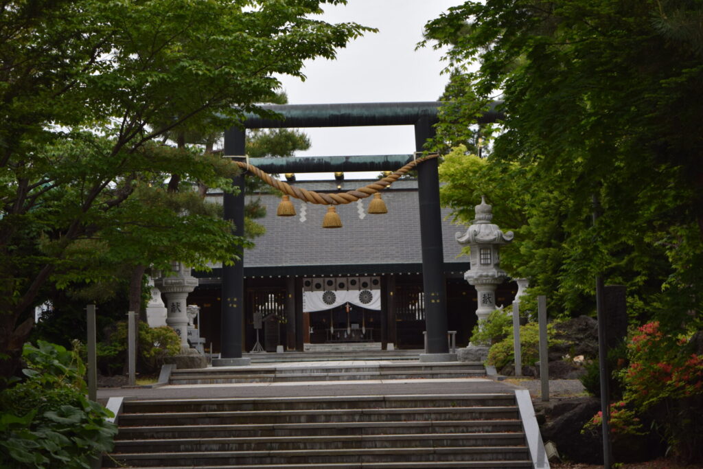 刈田神社　鳥居と社殿