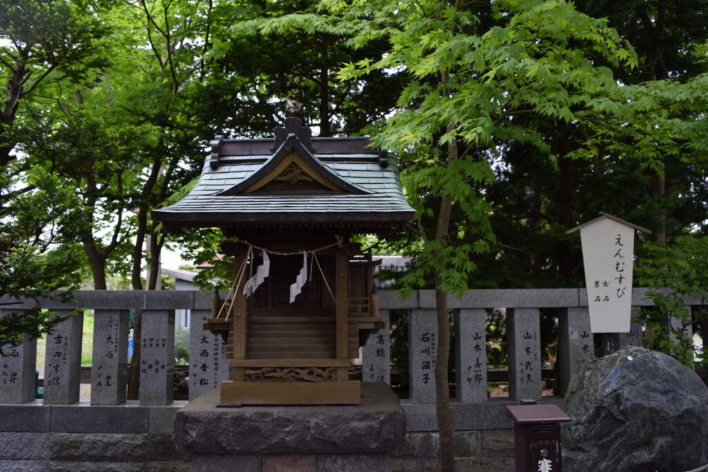 刈田神社　「男石」と「女石」