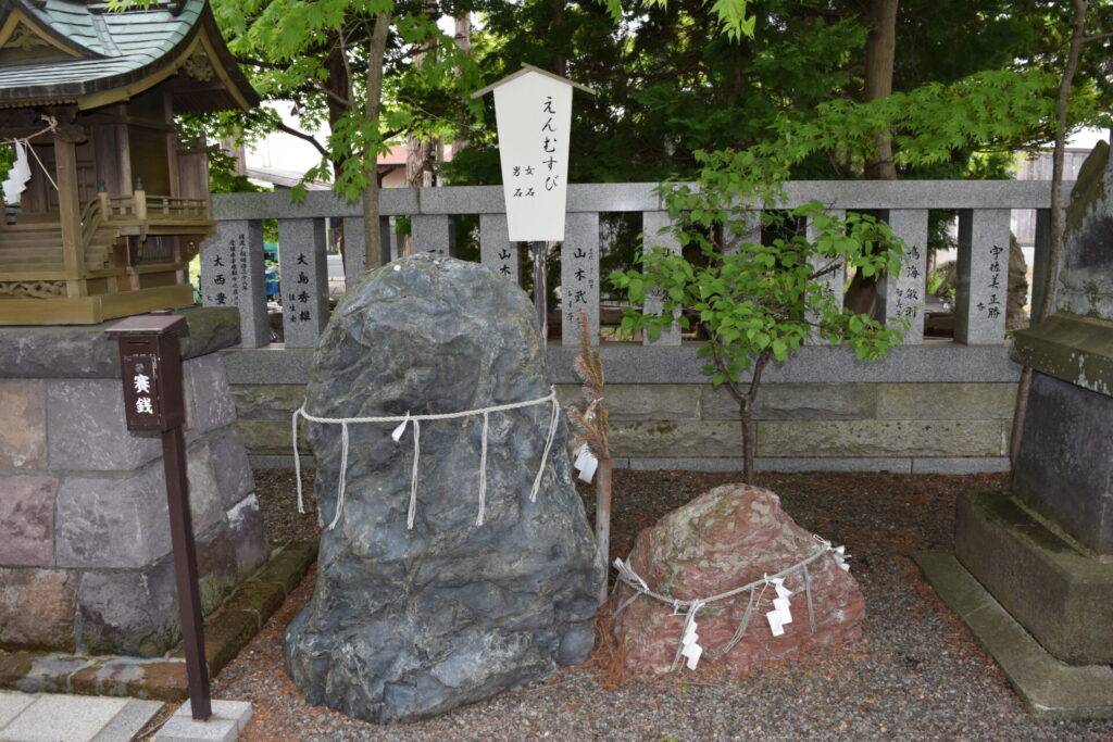 刈田神社　「男石」と「女石」