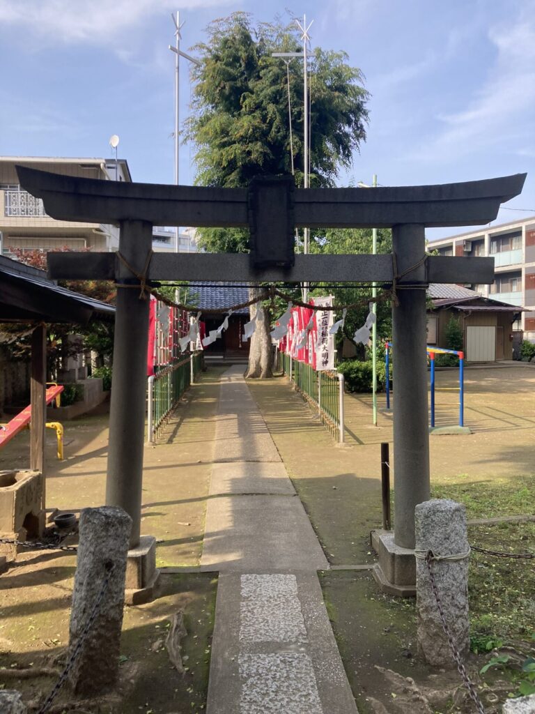 出世稲荷神社　鳥居と参道