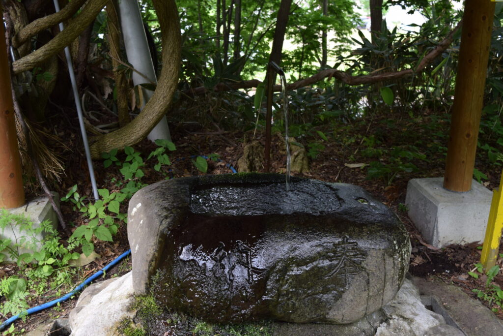定山渓神社　手水も常時温泉が流れている