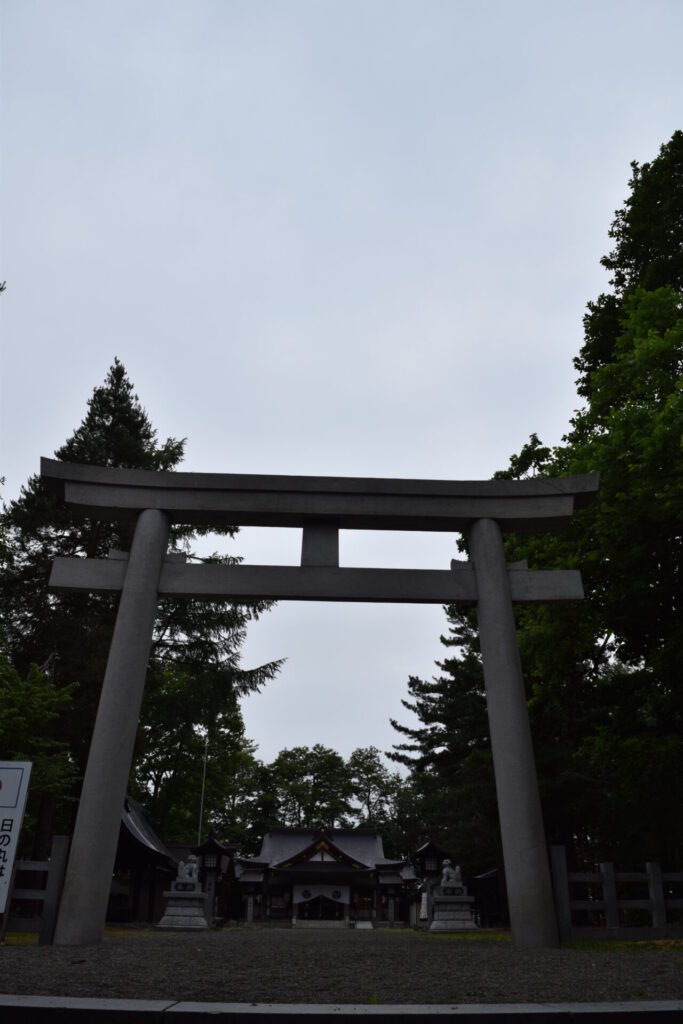 鷹栖神社　鳥居と社殿