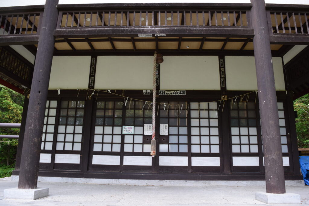 定山渓神社　旅芸人と思われる名前が貼られている