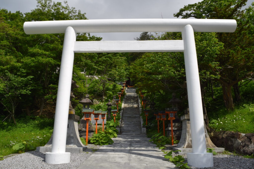 夕張神社　広い境内への参道