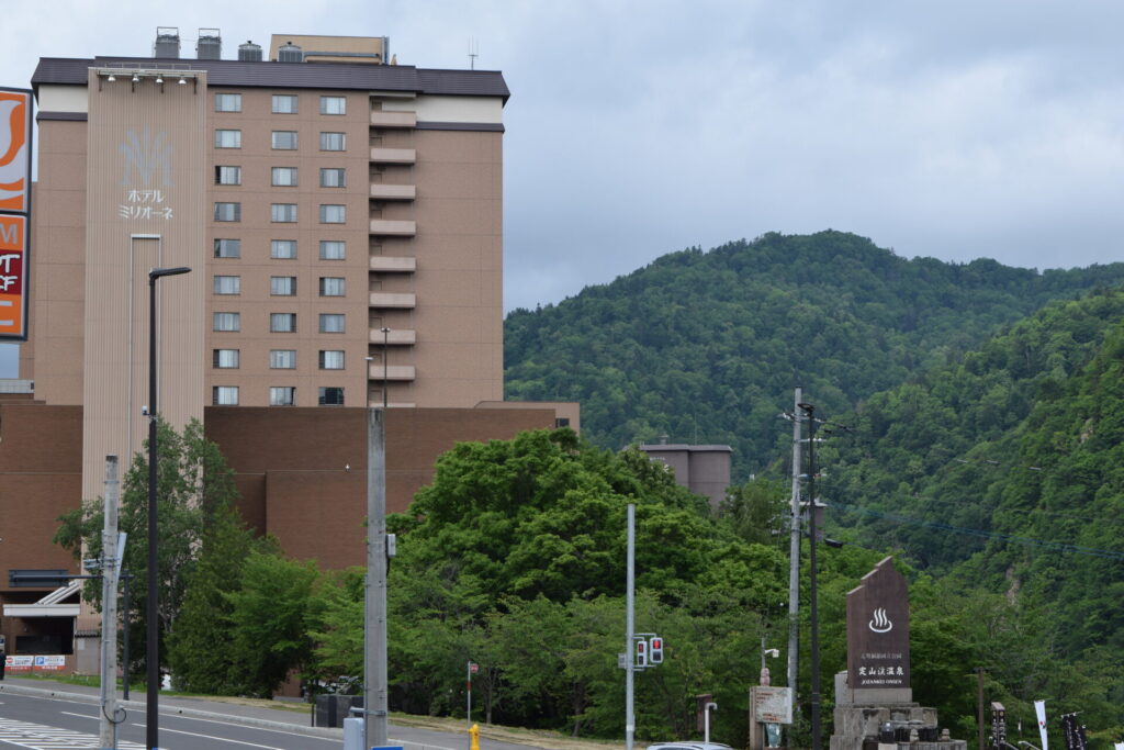 定山渓神社　神社駐車場からの温泉街