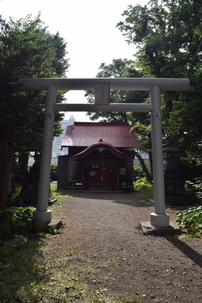 難得龍神社　鳥居と社殿