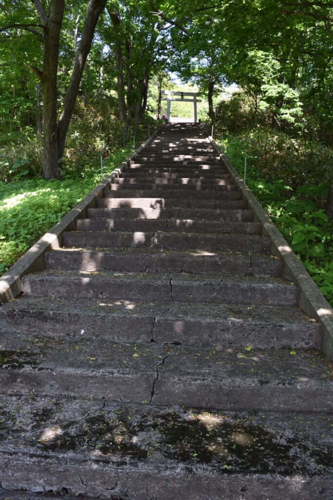 浜益神社　鳥居への長い階段