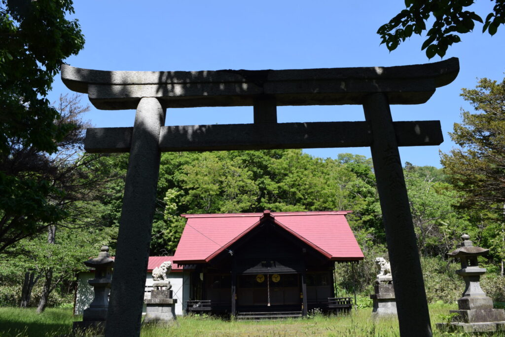 浜益神社　鳥居と社殿