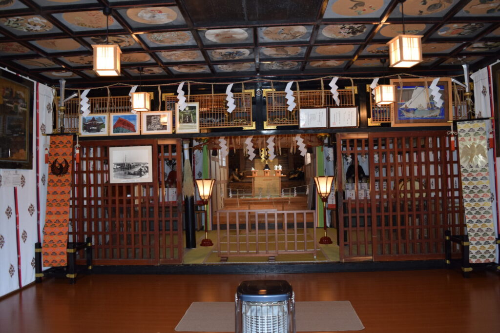 増毛厳島神社 拝殿内部