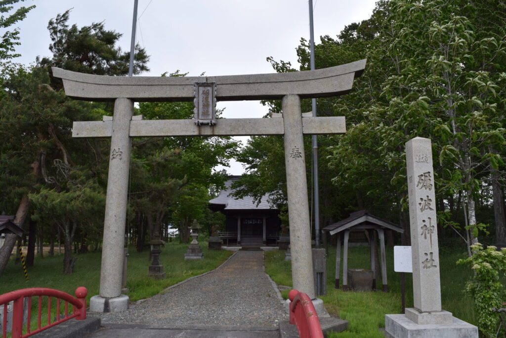 礪波神社　鳥居と社号標