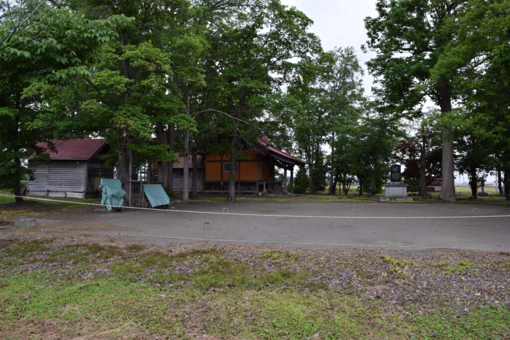 沼貝神社　広い境内　隣にはゲートボール場もある