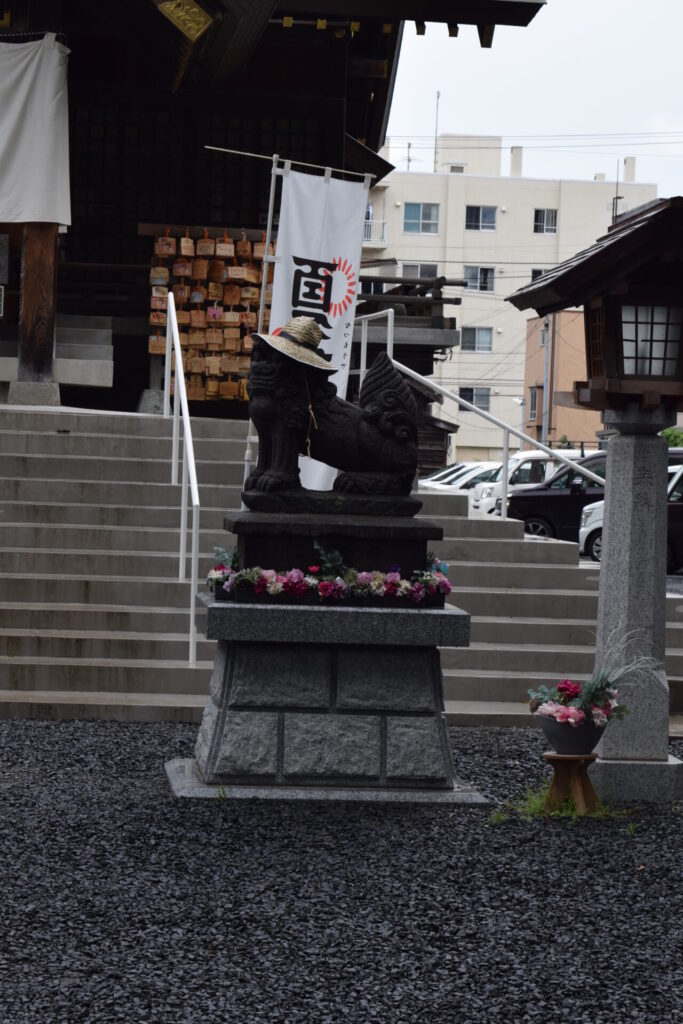 札幌諏訪神社　狛犬も暑さ対策で麦わら帽子