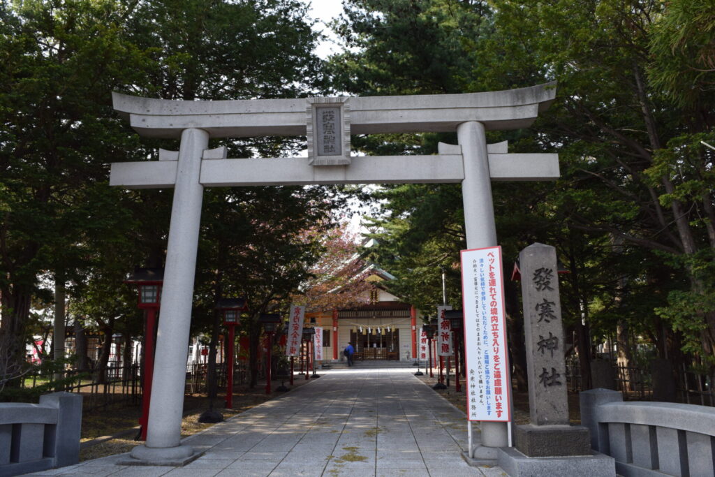 発寒神社　鳥居と社殿