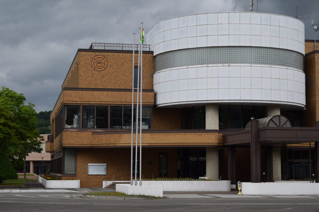 蘭越八幡神社　隣の蘭越町役場