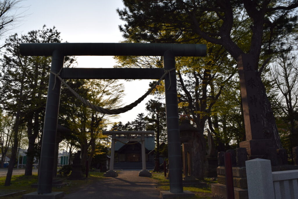 丘珠神社 鳥居と社号標