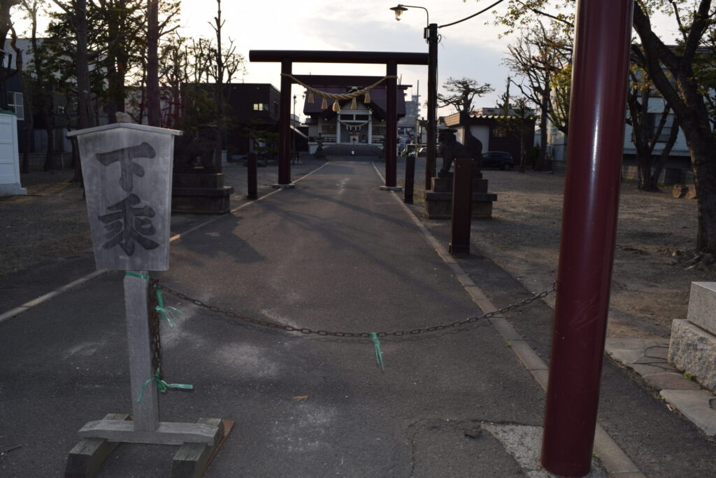 苗穂神社　広い境内