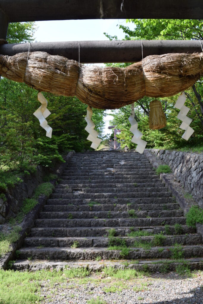 中富良野神社　鳥居からの参道