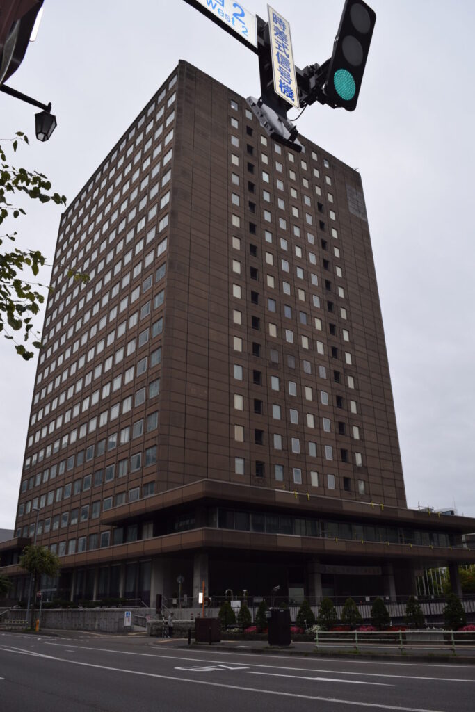 札幌時計台 写真スポットで右を向くと札幌市役所