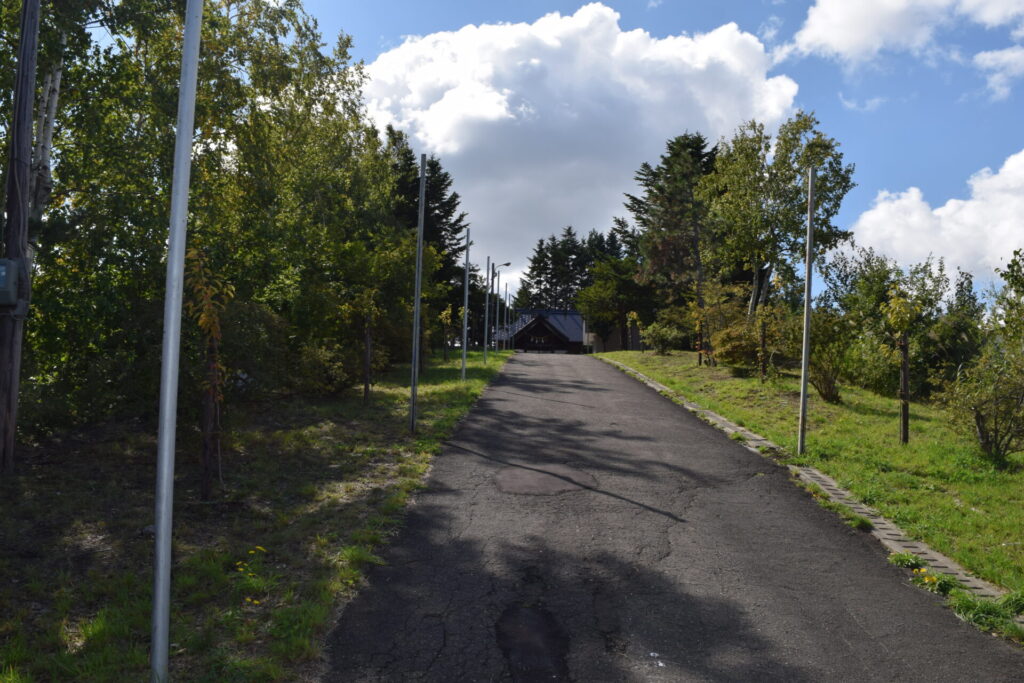 下野幌八幡神社　社殿までの登りの参道
