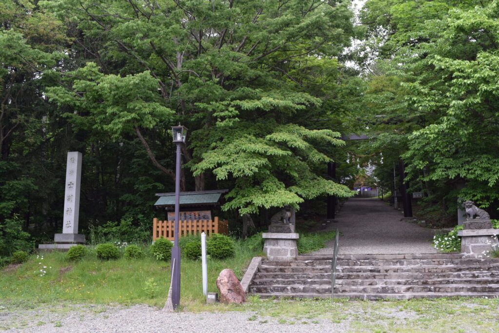 士別神社　鳥居と社号標